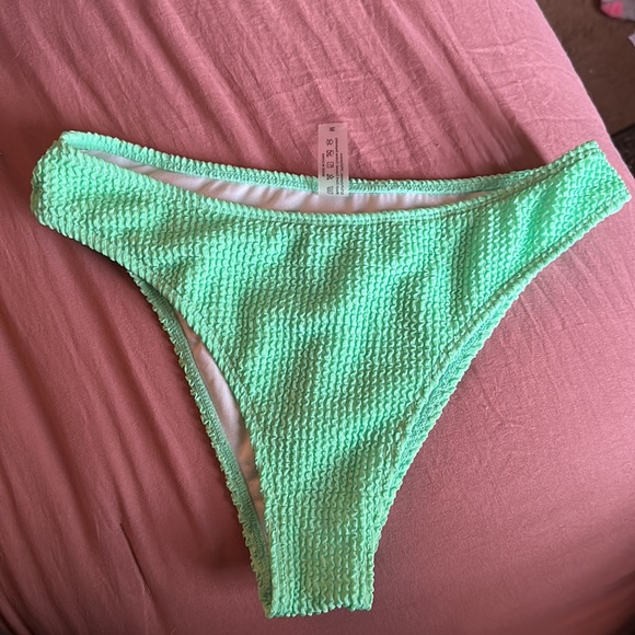 Neon green bikini - Picture 3 of 6